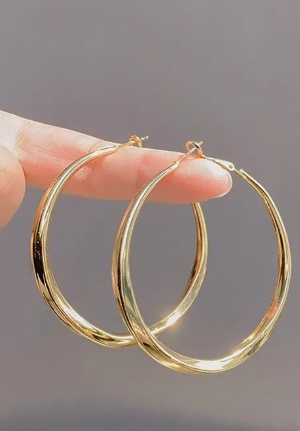 Silia Earrings Gold Secondary image